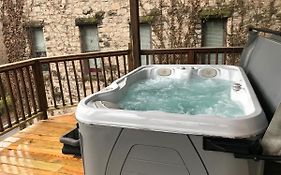 Private Luxury Suite With Hot Tub Downtown Eureka Springs